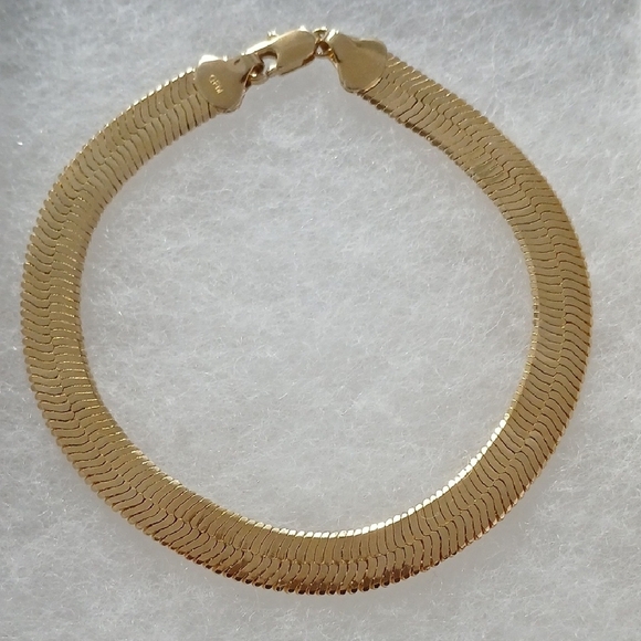 Elegant Gold Bracelet - Picture 4 of 4